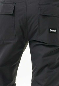 Zwarte cargobroek met een gladde textuur, voorzien van twee grote zijzakken en een logo-opdruk op de achterkant, ontworpen voor functionaliteit en duurzaamheid.