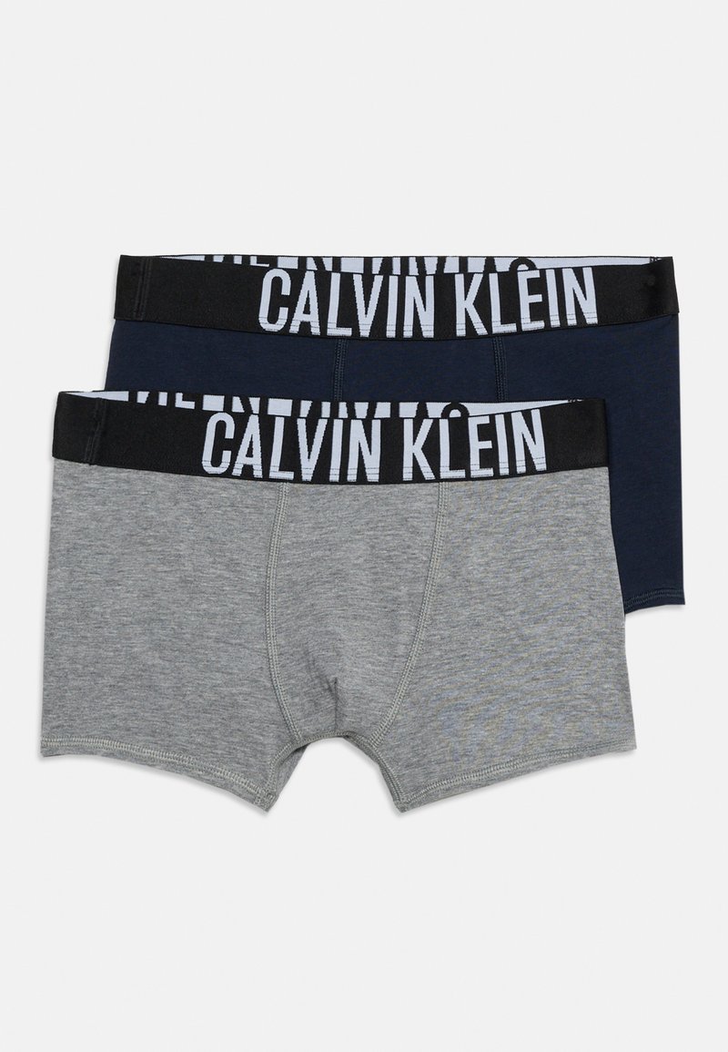 Deux paires de boxers pour hommes, un gris et un bleu marine, tous deux avec des ceintures noires comportant un grand texte blanc "CALVIN KLEIN".
