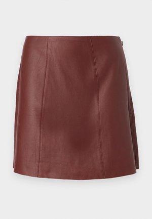 Bordo odinė mini sijonas su švariu dizainu, išryškintomis siūlių detalėmis ir tiesiu kirpimu, lygiu paviršiumi ir be matomų užsegimų.