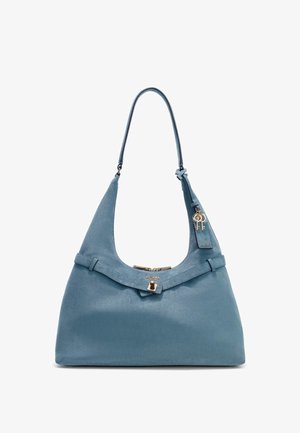 Sac à épaule en daim bleu avec une bandoulière unique, un fermoir et un porte-clé dorés, ainsi qu'un logo de marque discret sur le devant.