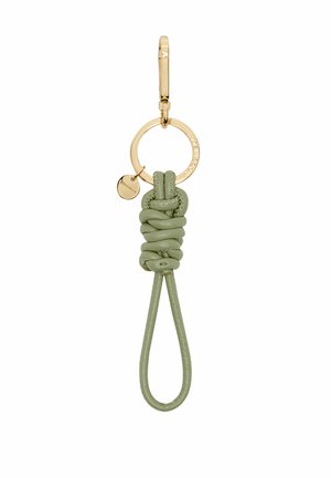 Portachiavi realizzato in morbida pelle verde con un design annodato, dotato di un anello metallico color oro e di un piccolo ciondolo inciso.
