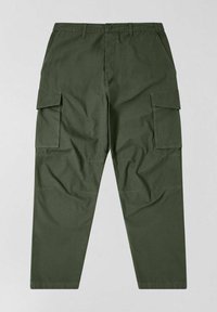 Pantaloni cargo verde oliva con vestibilità rilassata, dotati di molteplici tasche laterali, chiusura a bottoni e tessuto morbido con texture.