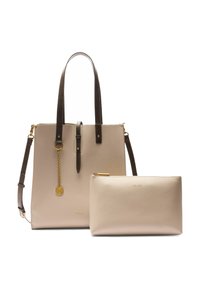 Borsa tote beige con manici marroni, texture granulosa, accessori in oro e una pochette abbinata rimovibile. Presenta un design minimalista.