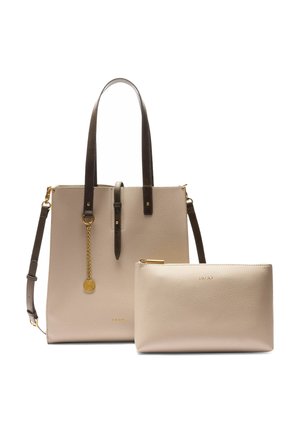 Borsa tote beige con manici marroni, texture granulosa, accessori in oro e una pochette abbinata rimovibile. Presenta un design minimalista.