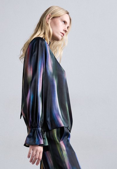 Blusa nera in satin con strisce verticali multicolori, maniche lunghe con polsini arricciati e un design dalla vestibilità morbida. Texture liscia.