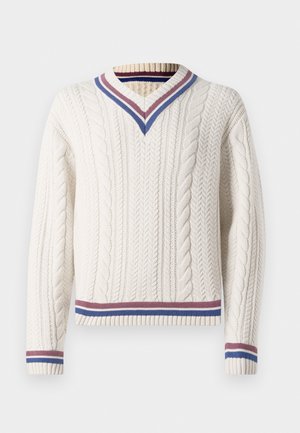 Suéter blanco de punto trenzado con escote en V, que presenta un patrón texturizado y acentos a rayas en burdeos y azul en el cuello y el dobladillo.