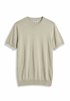 Suéter de punto de manga corta en beige claro con cuello redondo, puños y dobladillo acanalados, presentado plano sobre un fondo blanco.