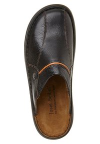 Zapato negro de cuero sin cordones con acentos de costura, puntera redonda, superficie texturizada y plantilla acolchada. Nombre de la marca grabado en el interior.