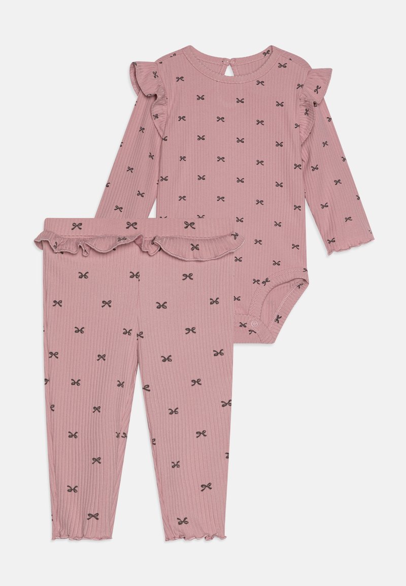 Rózsaszín, bordázott, kétszeletes szett, amely hosszú ujjú bodysuitból áll, fodros vállakkal és hozzá illő nadrágból fodros szegéllyel, feketebow-k díszítésével.