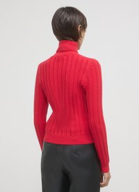 Calliope Maglione - rouge