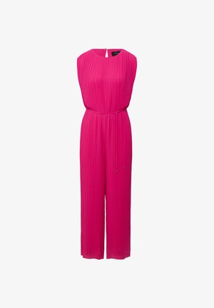 Giocattolo imbottito senza maniche in un vivace rosa con pieghe verticali, un'apertura a chiave sulla schiena e una cintura in tessuto in vita.