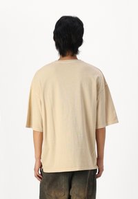 Jack & Jones JJECHARGE FADED TEE - T-shirts - humus