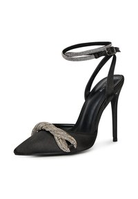 Pump cu toc înalt din satin negru, cu vârf ascuțit, având un detaliu cu accente de strasuri și o curea pentru gleznă cu un design asemănător cristalului.