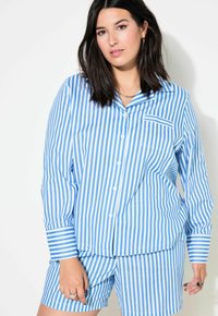 Conjunto de pijama de algodón a rayas azul y blanco que incluye una camisa de botones de manga larga con un bolsillo, acompañada de un pantalón corto a juego.