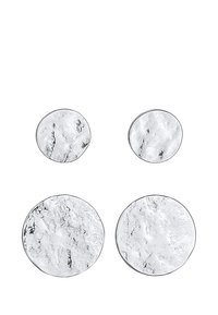 Set av fyra runda örhängen i polerat silverfärgat metall, med texturerade ytor. Två större och två mindre skivor.