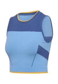 Niebieski krótki top na ramiączkach z kolorowym wzorem, z odcieniami jasnoniebieskim i ciemnoniebieskim, prążkowan�ą teksturą oraz żółtymi akcentami wokół dekoltu.