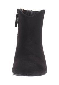 Botín negro de tobillo hecho de material sintético texturizado, con parte superior lisa, cremallera lateral y una silueta elegante.