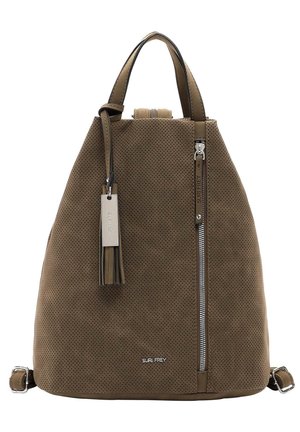 Sac à dos en cuir marron perforé avec poignée supérieure, fermeture éclair verticale à l'avant, porte-clés à pompon, et logo argenté « SURI FREY » au centre en bas.