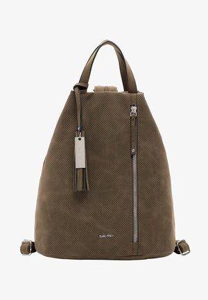 Sac à dos en cuir marron perforé avec poignée supérieure, fermeture éclair verticale à l'avant, porte-clés à pompon, et logo argenté « SURI FREY » au centre en bas.