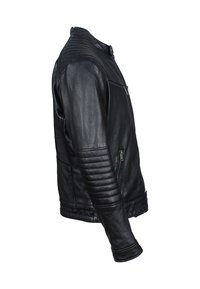 Chaqueta de cuero negra con acentos acolchados en los hombros y los codos, bolsillo lateral con cremallera y un cuello alzado, con un diseño ajustado y una textura suave.