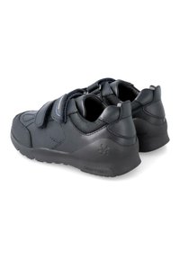 Scarpe atletiche nere con una superficie in pelle liscia, dettagli in mesh testurizzati e cinturini in velcro regolabili; punta tonda e soletta ammortizzata.