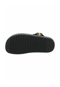 Sole di scarpa nera con superficie in gomma testurizzata, caratterizzata da scanalature profonde per una buona aderenza e un bordo arrotondato liscio. Accentuata da dettagli metallici.