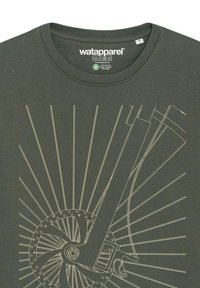 Groene katoenen T-shirt met een crèmekleurige lijntekening van een fietswiel en spaken, met stralende lijnen en een ronde hals.