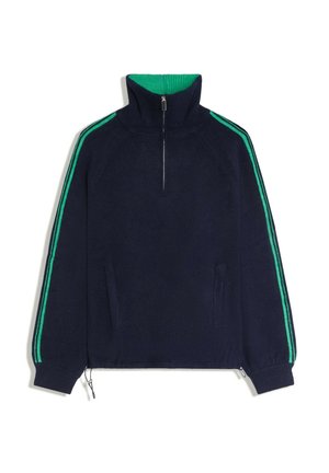 Pull bleu marine à manches longues avec des bandes vertes sur les manches, col haut avec fermeture éclair et cordons à la base.