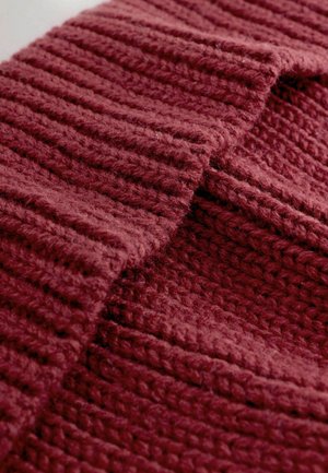 Breigaren in een diep burgundy kleur, met een ribbelstructuur waarin afwisselend verheven en verzonken lijnen zijn verwerkt, wat een patroon van diepte creëert.