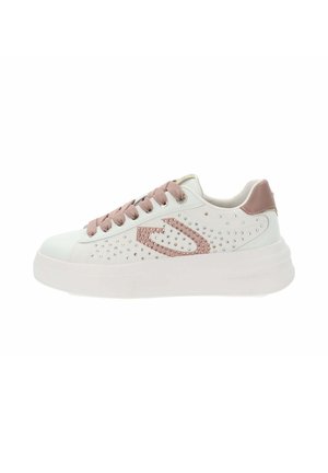 Zapatilla deportiva blanca con plataforma, cordones rosa, lengüeta trasera rosa y adornos decorativos con tachuelas rosas y plateadas en el lateral.