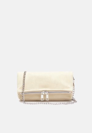 Pochette beige à texture douce avec double zip argenté et bandoulière chaîne argentée posée à plat sur fond blanc.