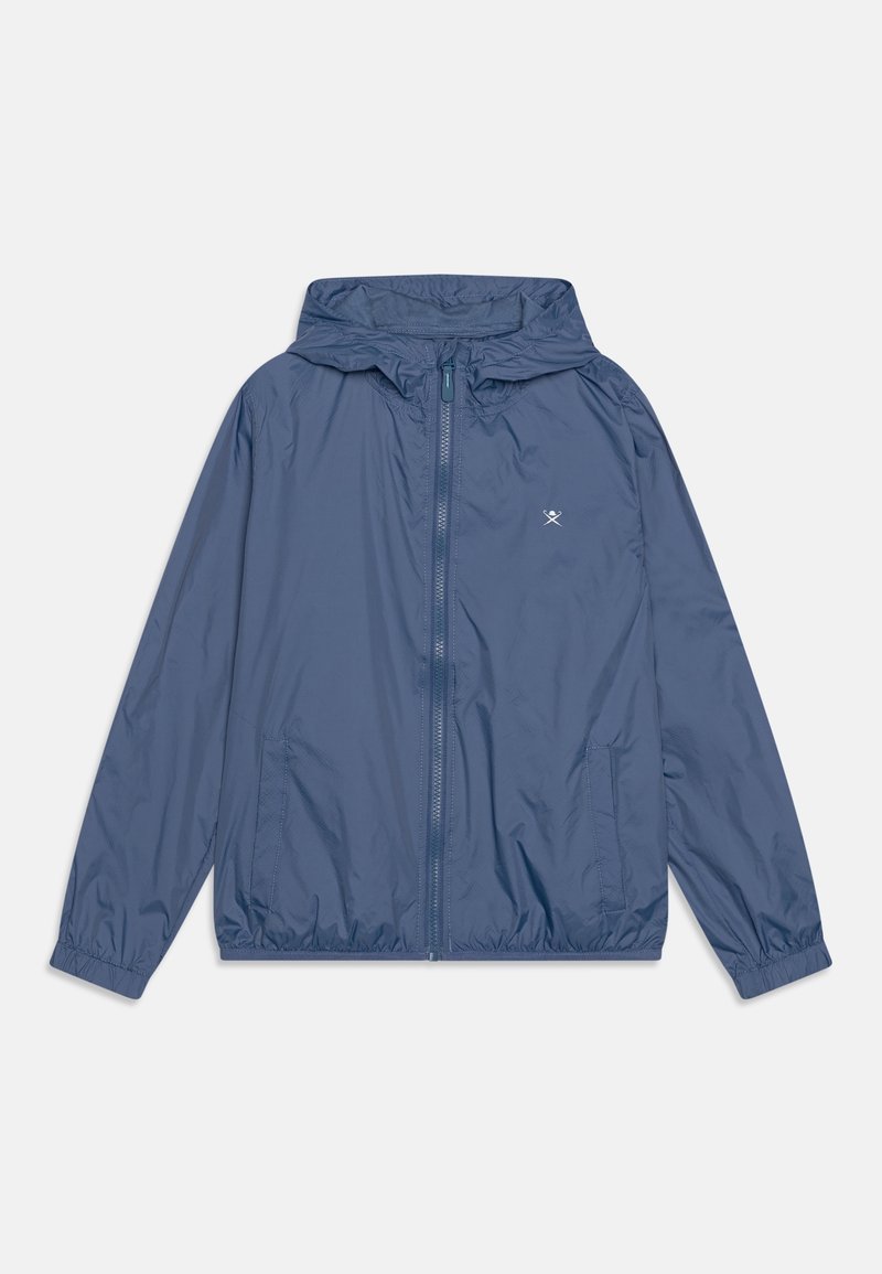 Veste coupe-vent légère bleue à capuche avec fermeture éclair frontale, poignets élastiques, poches latérales et petit logo blanc sur la poitrine.