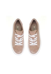 Helle beigefarbene Wildledersneaker mit weißen Schnürsenkeln und einer weißen Sohle. Verfügt über eine glatte Textur und ein rundes Zehendesign.