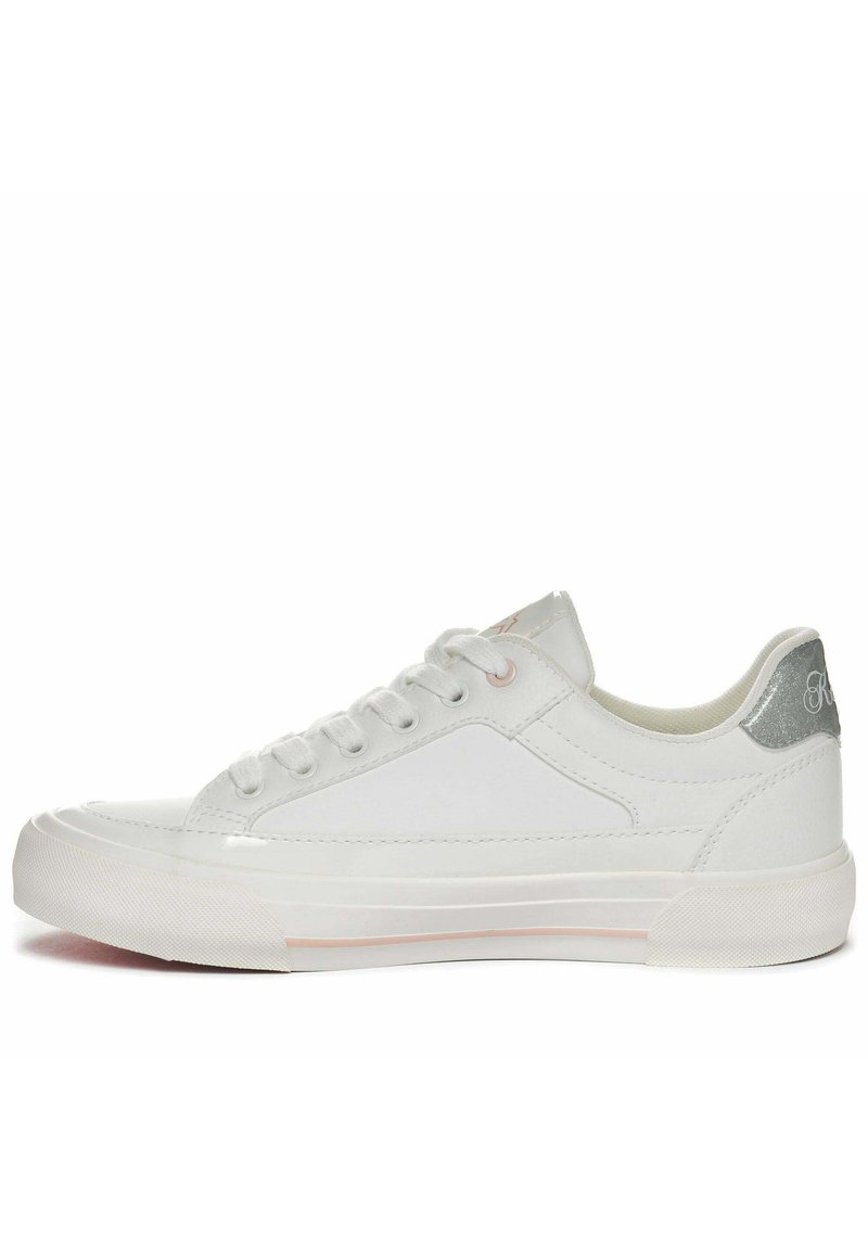 Zapatilla blanca con parte superior de cuero suave, punta redondeada y sutil acento rosa en la suela. Presenta una lengüeta de talón plateada texturizada y cierre de cordones.
