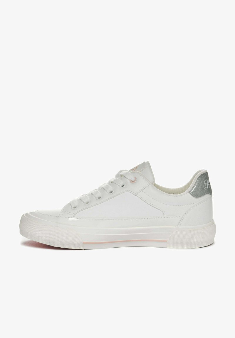 Zapatilla blanca con parte superior de cuero suave, punta redondeada y sutil acento rosa en la suela. Presenta una lengüeta de talón plateada texturizada y cierre de cordones.