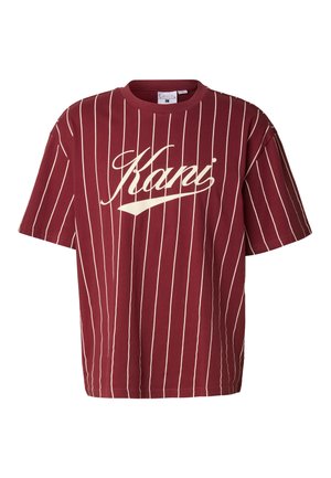 Bordové tričko s krátkym rukávom s bielymi zvislými tenkými pruhmi a veľkým bielym logom "Kani" v kurzíve cez hruď.