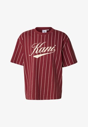 Bordó rövid ujjú póló fehér, függőleges tűcsíkokkal és nagy fehér "Kani" logóval, kurzív betűkkel a mellkason.