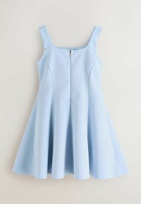 Gaiši zila bezroku kleita ar kvadrātveida izgriezumu, pieguļošu bodiju, plata svārku daļa un priekšpuses rāvējslēdzēju.