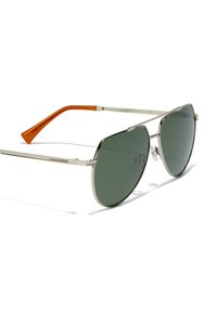 Ochelari de soare aviator argintii cu lentile verzi și templete în nuanțe de portocaliu. Cadru metalic cu linii curate și o ușoară curbură.