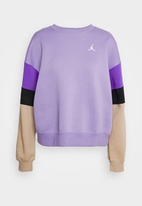 Sudadera morada con mangas en bloques de color en beige claro, negro y púrpura oscuro. Presenta un cuello redondo y un pequeño logo en el pecho.