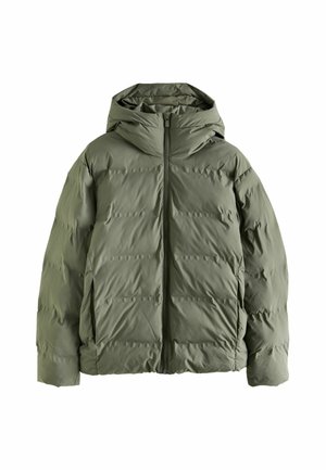 Geacă căptușită de culoare verde măsliniu, cu glugă, fermoar frontal și modele de cusături texturate. Fabricată dintr-un material moale și ușor.