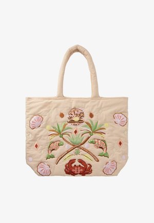 Sac fourre-tout beige avec poignées rembourrées et motifs brodés de palmiers, poissons, coquillages, un crabe et une palourde avec perle.