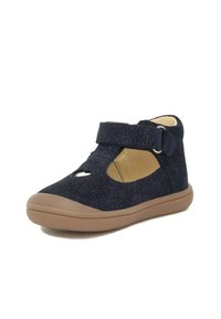 Chaussure en suede bleu marine avec des éclats dorés, dotée d'une bande velcro, de découpes et d'une semelle en caoutchouc marron. Forme de bout arrondi.