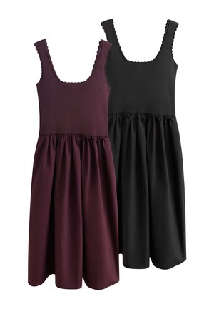 Deux robes sans manches avec corsages côtelés et jupes froncées, l'une en violet foncé et l'autre en noir, présentées sur fond blanc.