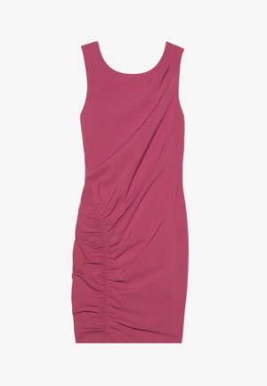 Rochie roz adaptată, fără mâneci, cu un design pliat pe lateral, având o textură netedă și un guler rotund.