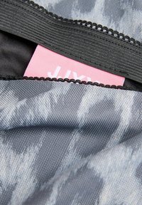 Tessuto a fantasia nera e grigia con una texture liscia, dotato di un elastico e di un'etichetta rosa visibile con il testo "JLY".