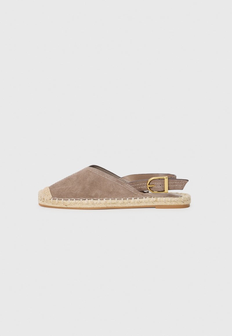 Sandale plate espadrille femme en daim taupe avec bout fermé, bride cheville, boucle dorée et semelle en jute tressée.