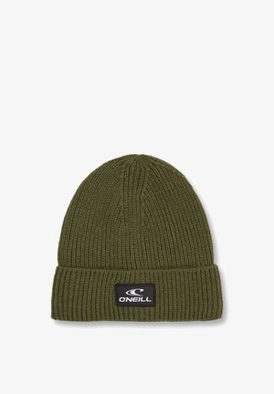 Oliwkowa dzianinowa czapka z prążkowanym wzorem, z podwiniętym mankietem oraz czarną metką z białym logo z przodu.