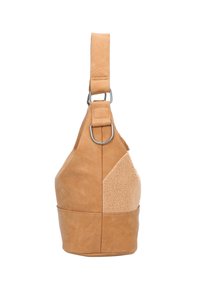 Borsa a secchiello in suede e tessuto color cammello con tracolla regolabile e dettaglio in metallo argentato a forma di D, mostrata di lato su sfondo bianco.
