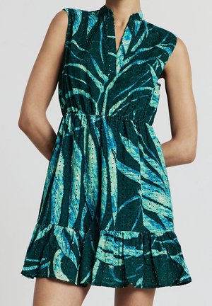 Zielona sukienka w niebieski liściasty wzór, z okrągłym dekoltem, krótkimi rękawami i marszczonym stanem, z falbaną na dole i teksturowanym materiałem.